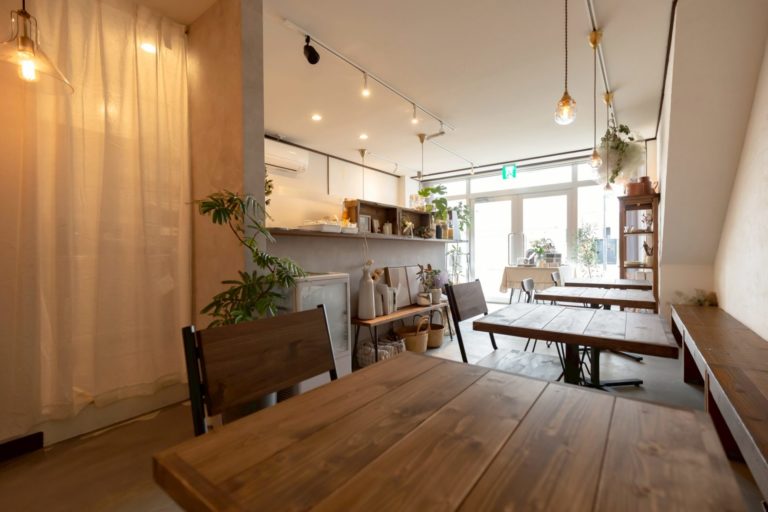 12坪の小さなカフェ「Littonul cafe&zakka」長野市にオープン – 漆喰と古材が織りなす空間で「今日という小さなしあわせ」を